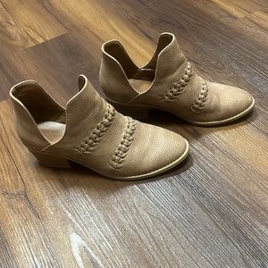 Universal Thread Booties Size 8 1/2